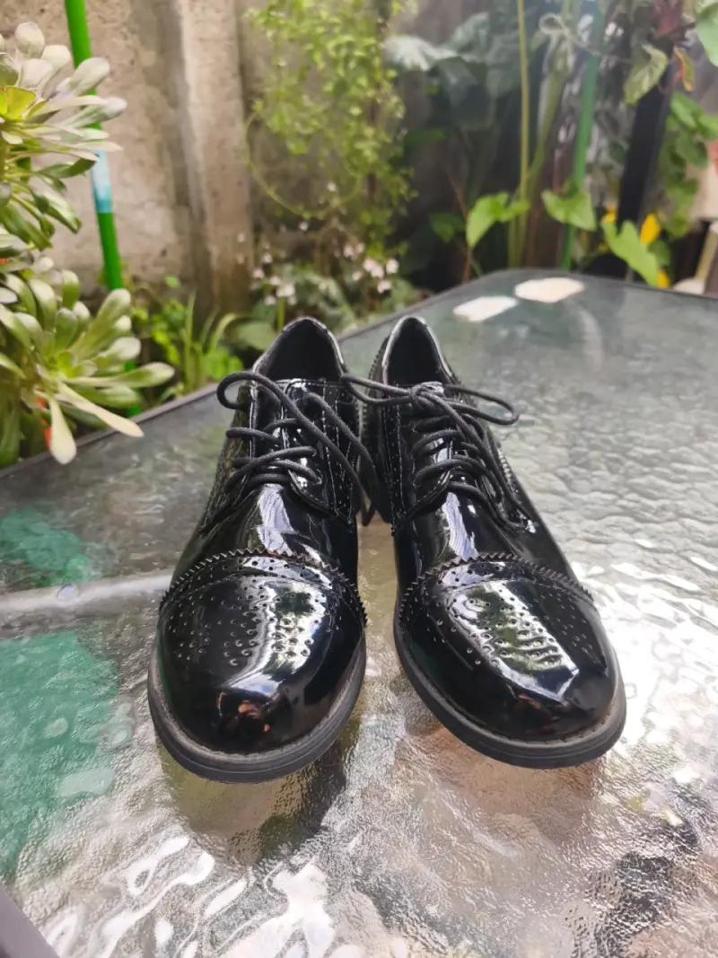 Zapatos de charol negro para mujer