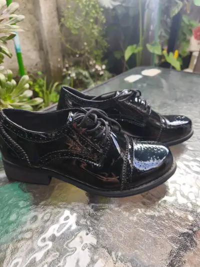 Zapatos de charol negro para mujer - miniatura 3