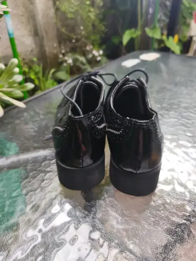 Zapatos de charol negro para mujer - miniatura 4