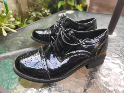 Zapatos de charol negro para mujer - miniatura 5