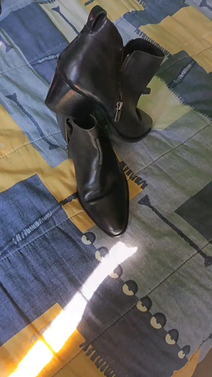 Botines de cuero negro con cierre lateral
