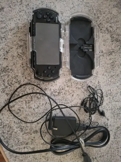 Consola portátil Sony PSP con accesorios - miniatura 1