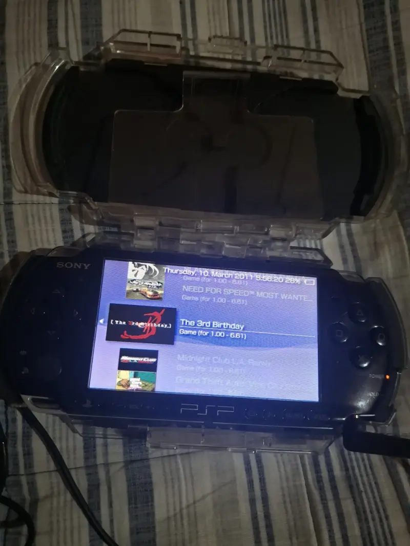 Consola portátil Sony PSP con accesorios - 3
