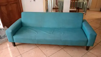 Sofá cama azul turquesa en buen estado - miniatura 1