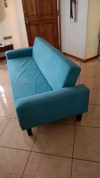 Sofá cama azul turquesa en buen estado - miniatura 2