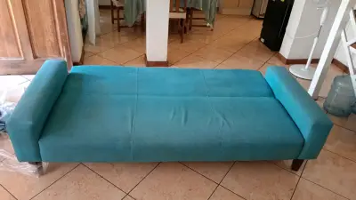 Sofá cama azul turquesa en buen estado - miniatura 3