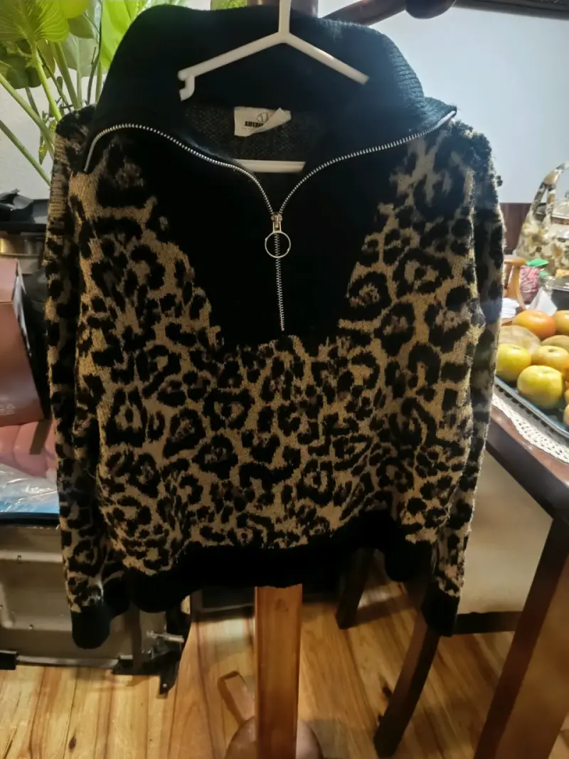 Suéter de mujer con estampado animal print - 1