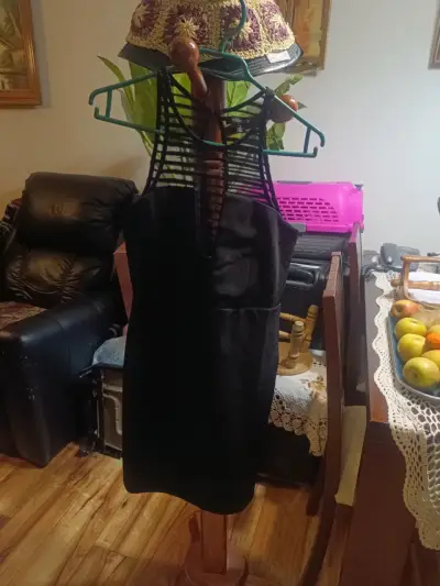 Vestido negro elegante con diseño de tiras - miniatura 1