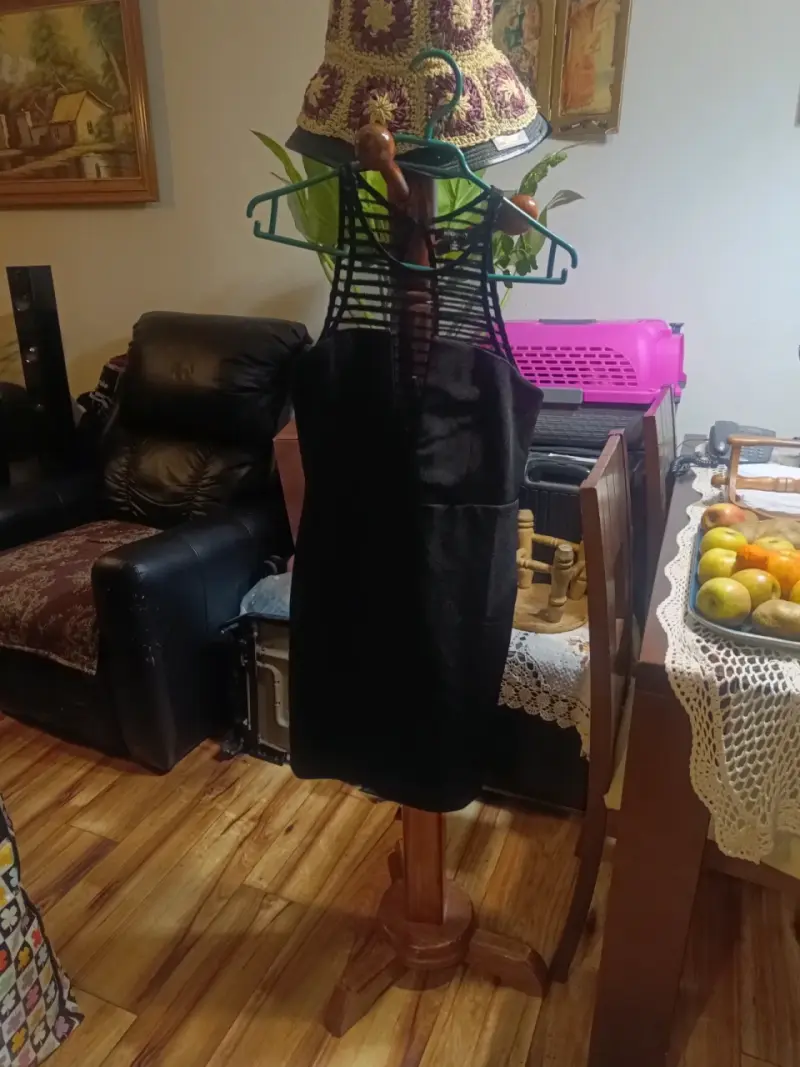 Vestido negro elegante con diseño de tiras - 2