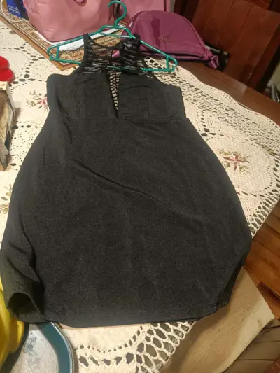 Vestido negro elegante con diseño de tiras - miniatura 3