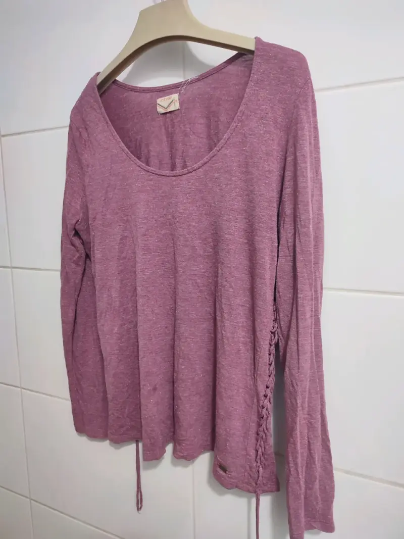 Polera manga larga rosada con detalle trenzado