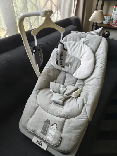 Silla mecedora para bebé Joie gris con música - miniatura 2