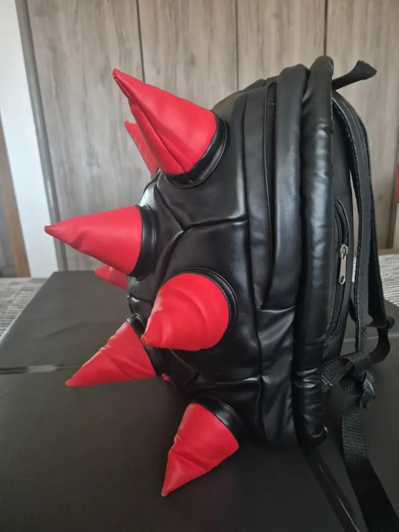 Mochila de Bouser con púas rojas - 2