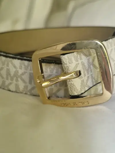 Cinturón Michael Kors blanco con hebilla dorada - miniatura 1