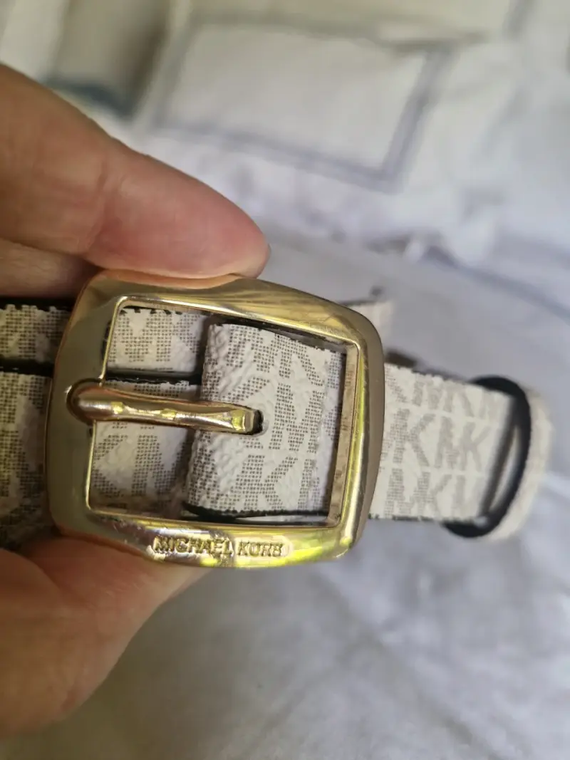 Cinturón Michael Kors blanco con hebilla dorada - 2