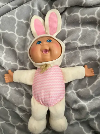 Cabbage Patch Kids Cuties (modelo Phoebe Bunny) - miniatura 1