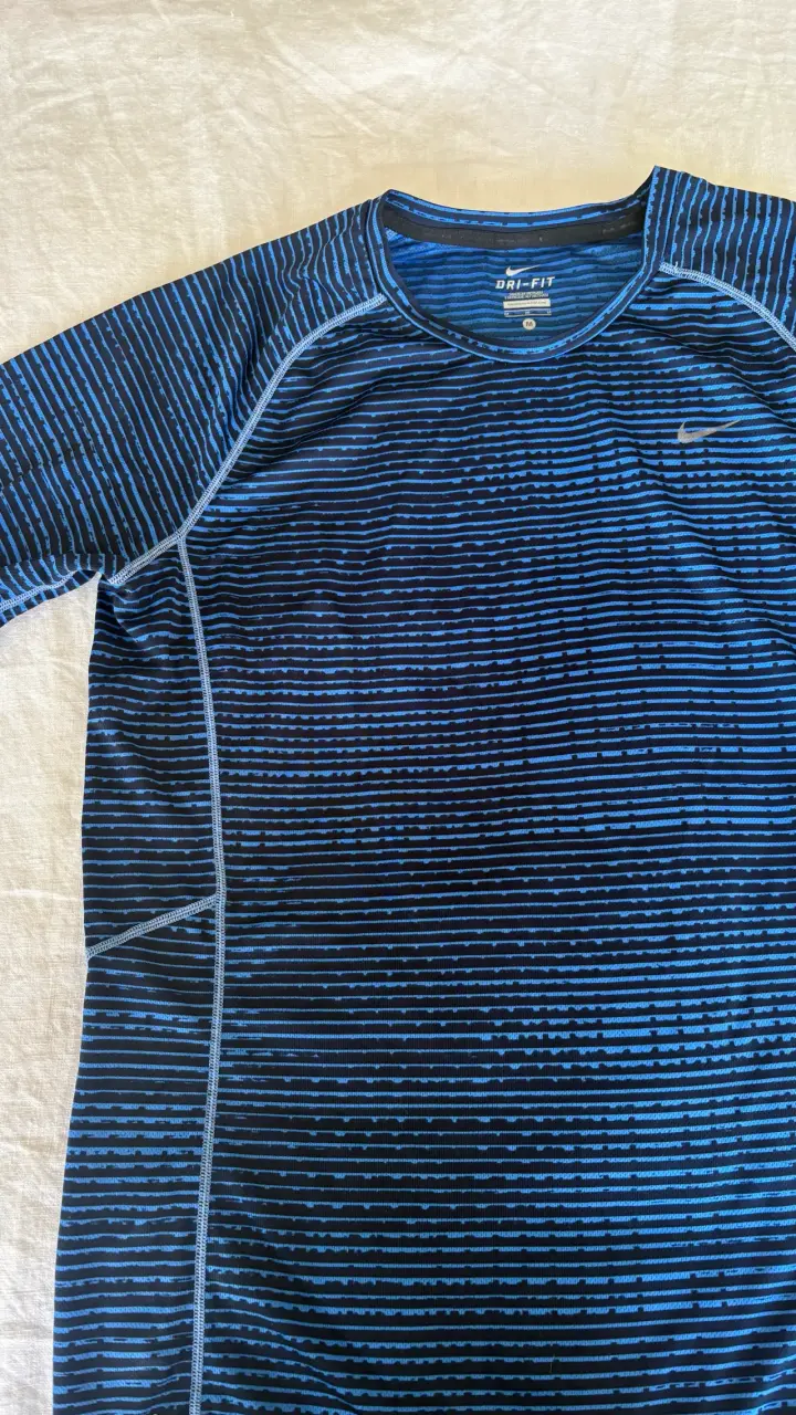 Polera deportiva Nike Dri-Fit azul a rayas - 1