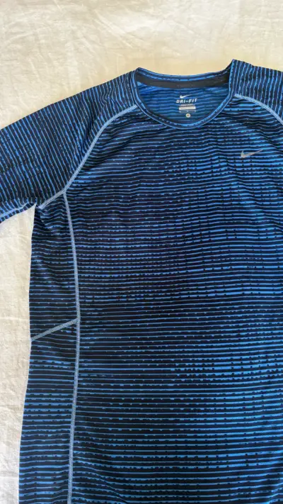 Polera deportiva Nike Dri-Fit azul a rayas - miniatura 1