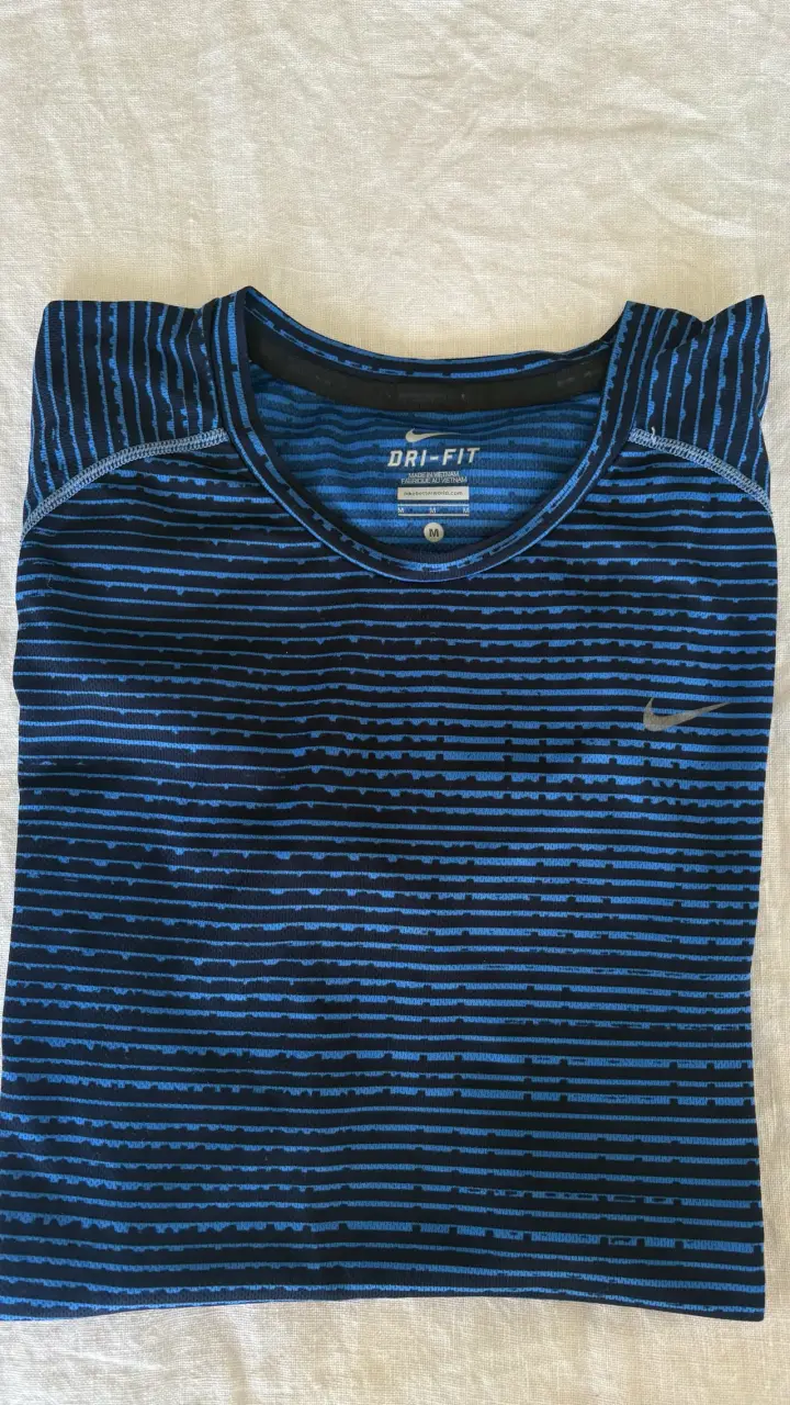 Polera deportiva Nike Dri-Fit azul a rayas - 3