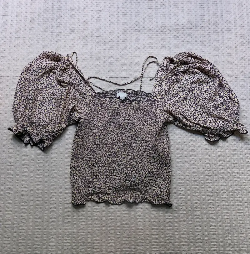 Blusa floral con mangas abullonadas