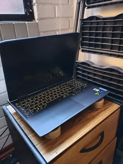 Notebook Lenovo LOQ 15irh8 - miniatura 1