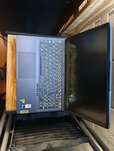 Notebook Lenovo LOQ 15irh8 - miniatura 3