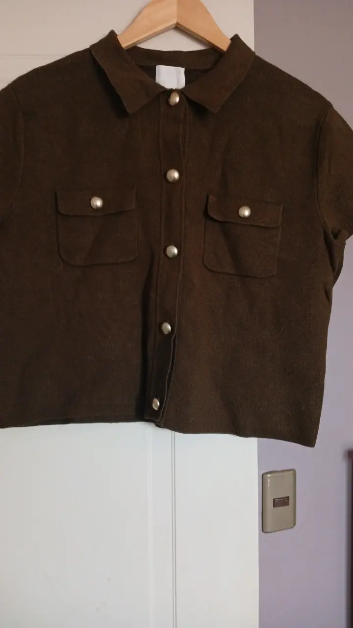 Chaqueta corta marrón con botones decorativos