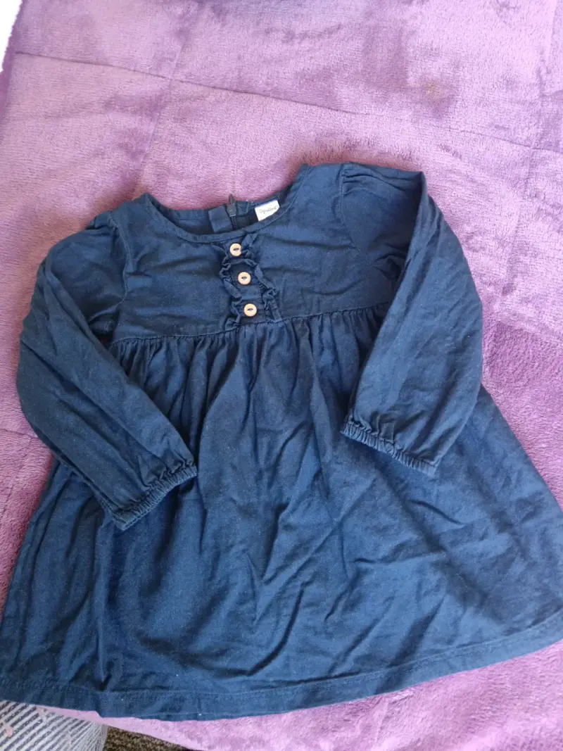 Vestido azul oscuro para niña con botones decorativos