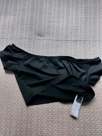 Top negro hombros descubiertos para mujer - miniatura 2