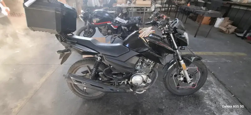 Moto Yamaha negra con baúl trasero - 1