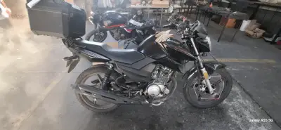 Moto Yamaha negra con baúl trasero - miniatura 1