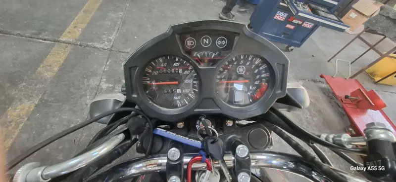 Moto Yamaha negra con baúl trasero - 2