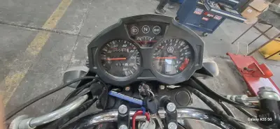 Moto Yamaha negra con baúl trasero - miniatura 2