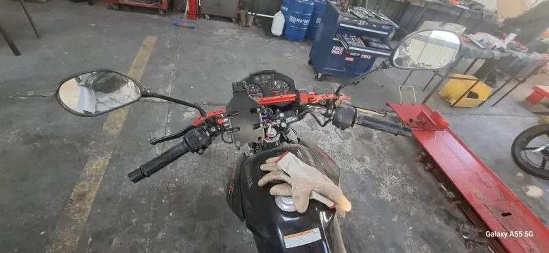 Moto Yamaha negra con baúl trasero - 3
