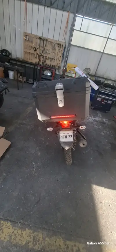 Moto Yamaha negra con baúl trasero - miniatura 4