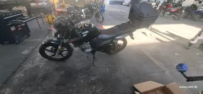 Moto Yamaha negra con baúl trasero - miniatura 5