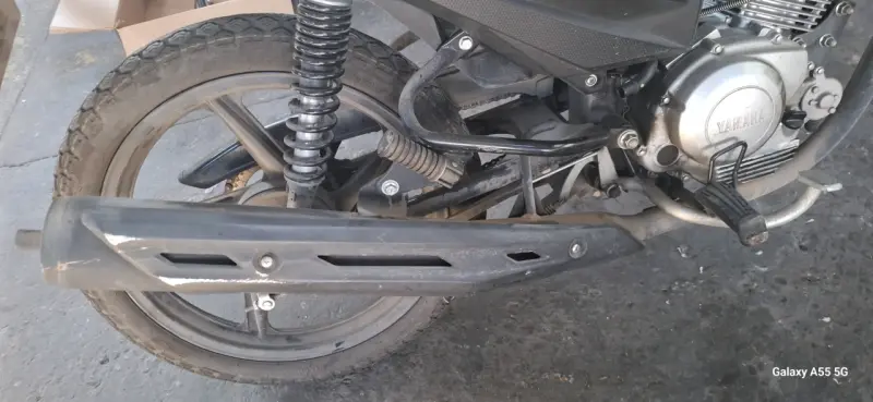 Moto Yamaha negra con baúl trasero - 6