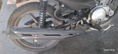 Moto Yamaha negra con baúl trasero - miniatura 6