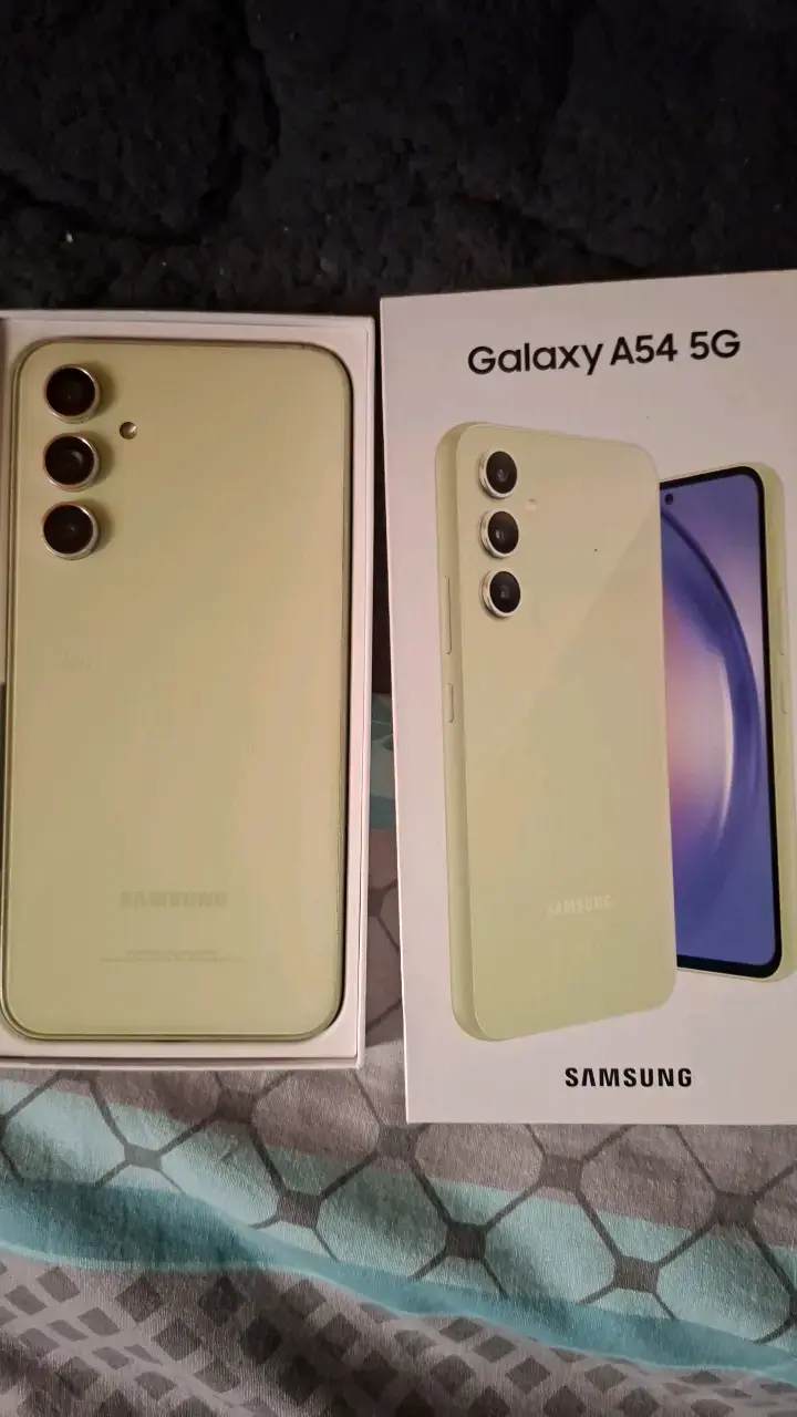 Samsung Galaxy A54 5G color verde en buen estado - 1