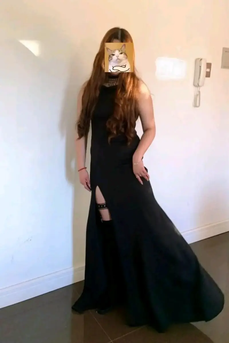 Vestido largo negro con abertura elegante