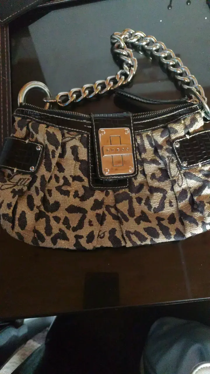 Cartera Guess animal print con cadena