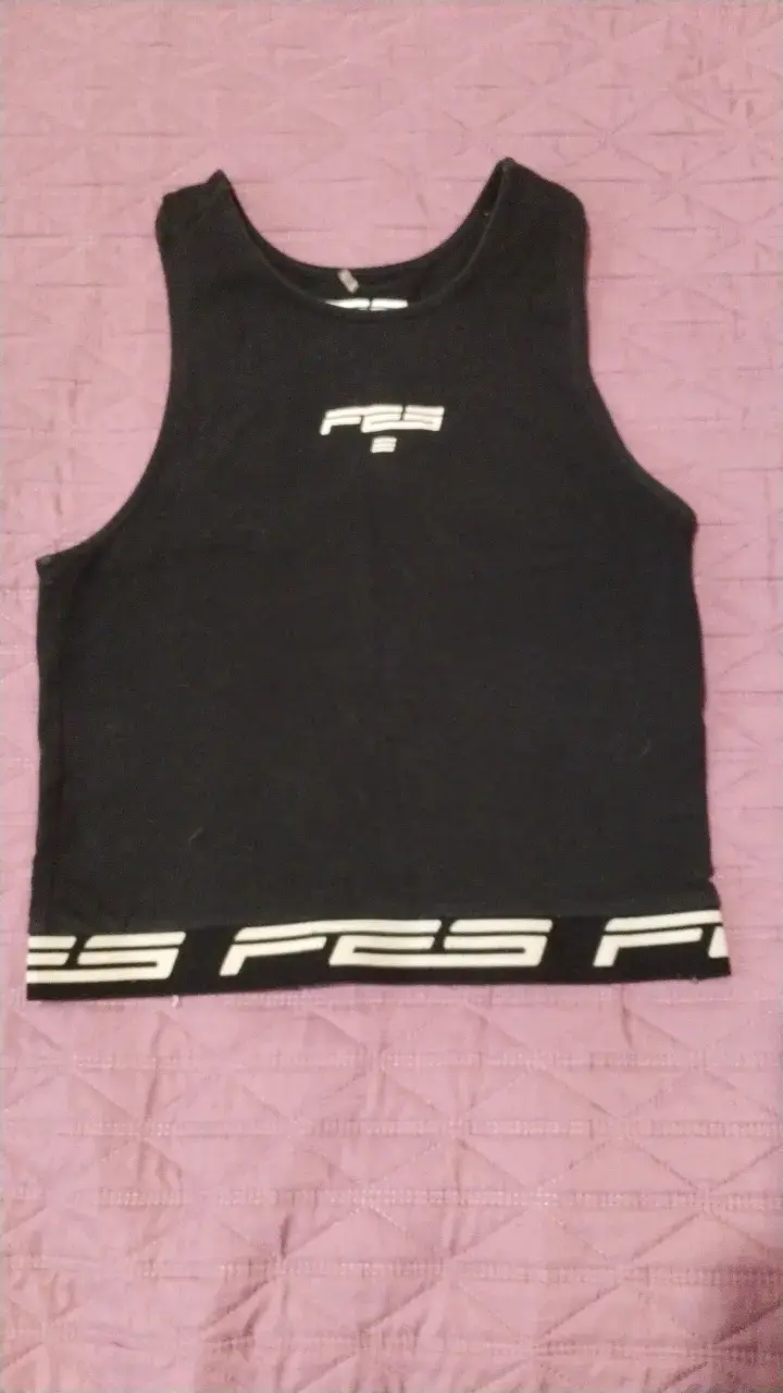 Polera sin mangas negra FES