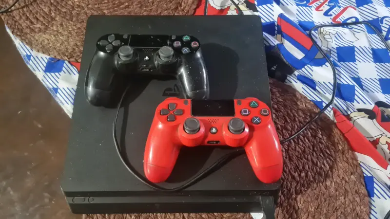 Consola PlayStation 4 con dos controles - 1