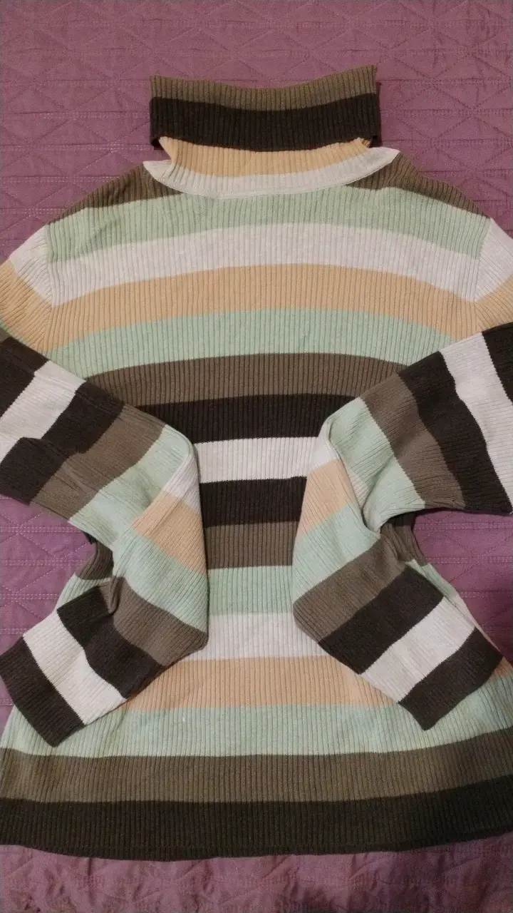 Suéter GAP de rayas multicolor cuello alto