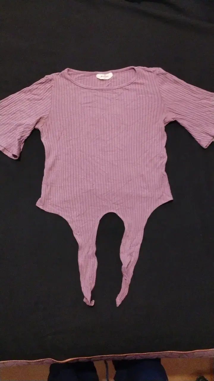 Polera AMERICANINO morada con diseño asimétrico