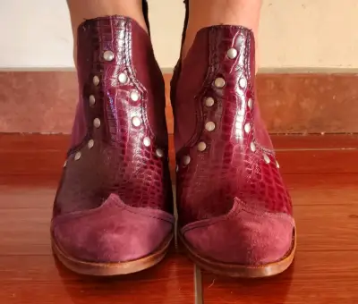 Botines de cuero burdeos con tachas - miniatura 4