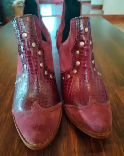 Botines de cuero burdeos con tachas - miniatura 5