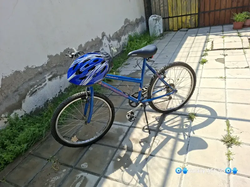 Bicicleta montaña azul con casco incluido