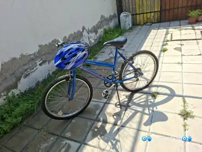 Bicicleta montaña azul con casco incluido - miniatura 1