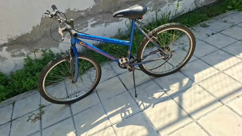 Bicicleta montaña azul con casco incluido - 2